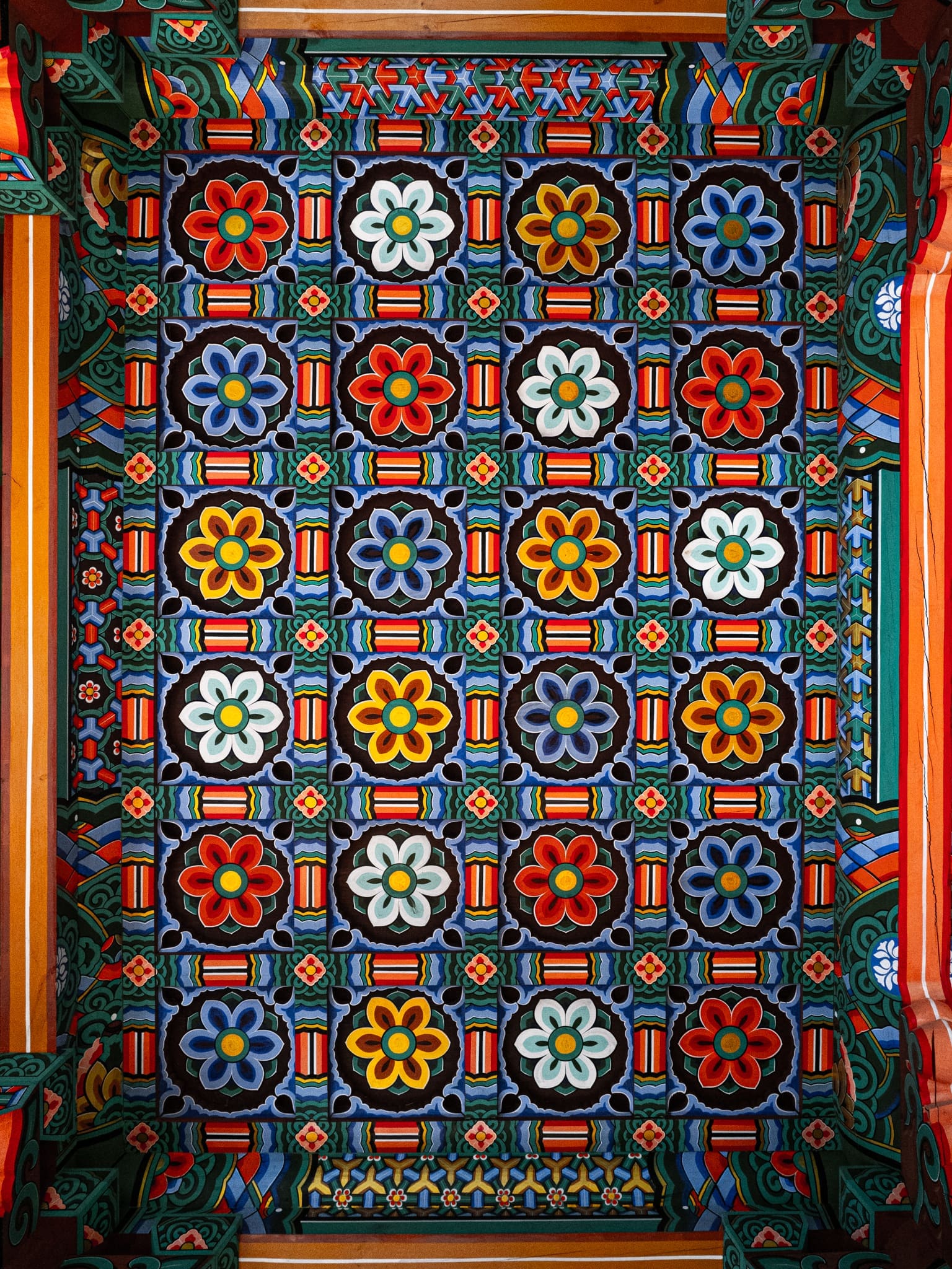 toit traditionnel coréen peint de plusieurs couleurs