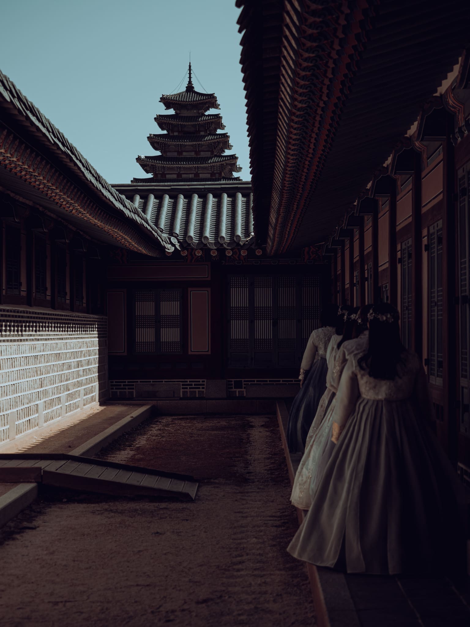 femmes marchant dans une cours