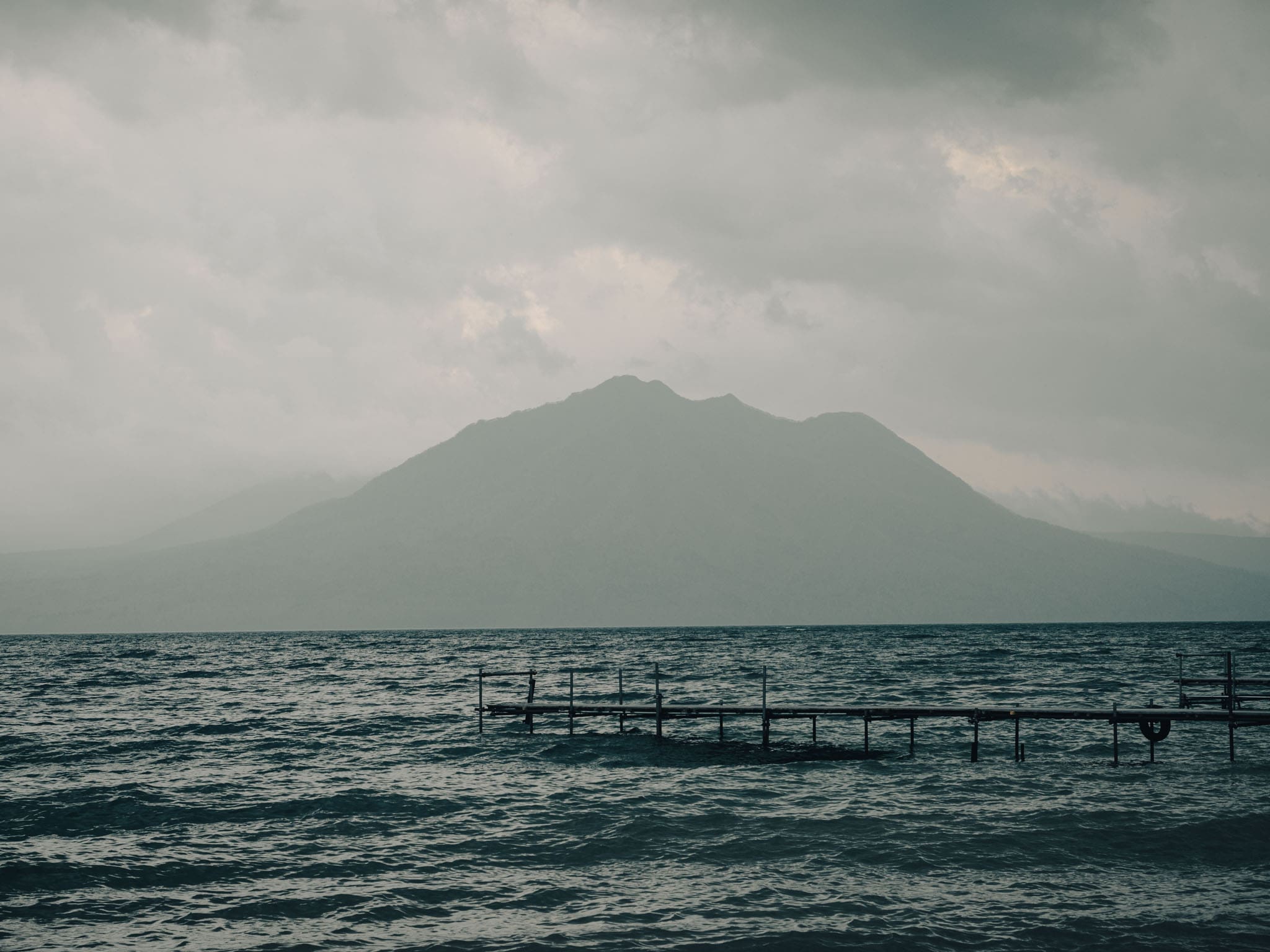 lac d'Hokkaido avec montagne en fond